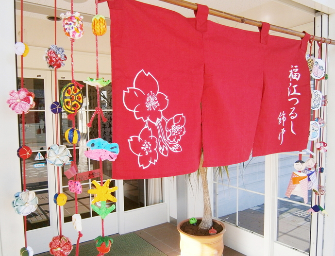 つるし飾りとのれん