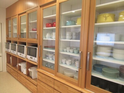 食器や調理器具などを備えています